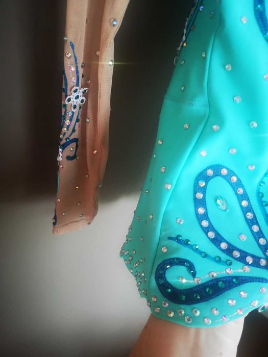 Продавам трико за художествена гимнастика и лента