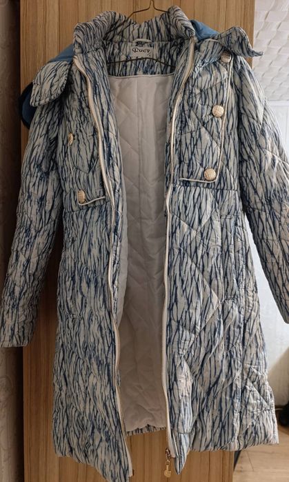 Капитонирано Яке Луси
Това е дълго, зимно яке с качулка, което стига п