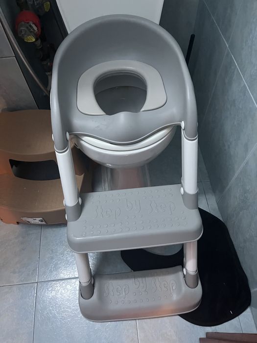 Vând reductor de baie cu scari de copii
