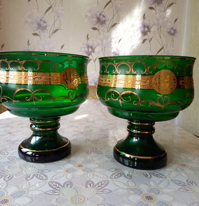 Продаются вазы парные.