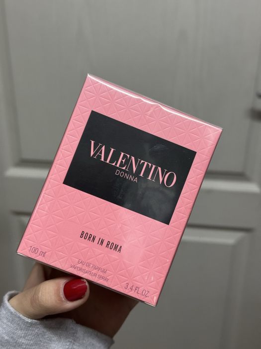 Valentino donna born in roma