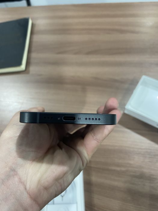 Продам Айфон 16е 128г