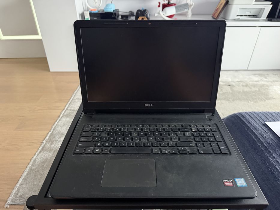 Vând laptop Dell Inspiron 15 (2017), funcțional, preț mic.