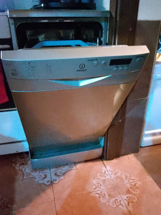 Repar la domiciliul clientului mașini de spălat haine , vase , etc..