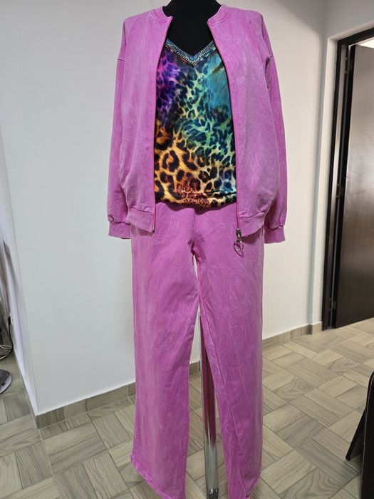 Trening dama roz fucsia, model cu pantaloni drepti, buzunare laterale
