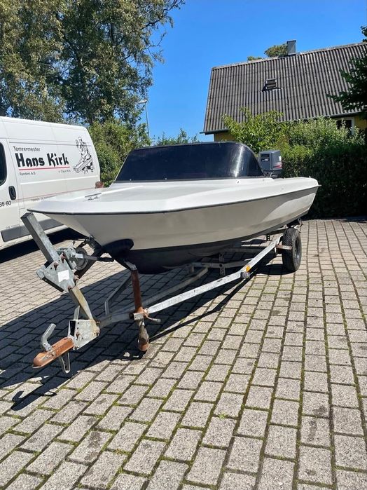 Barca cu motor si peridoc