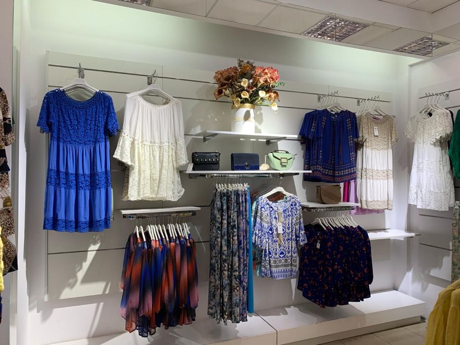 Mobilier perete amenajare spatii comerciale