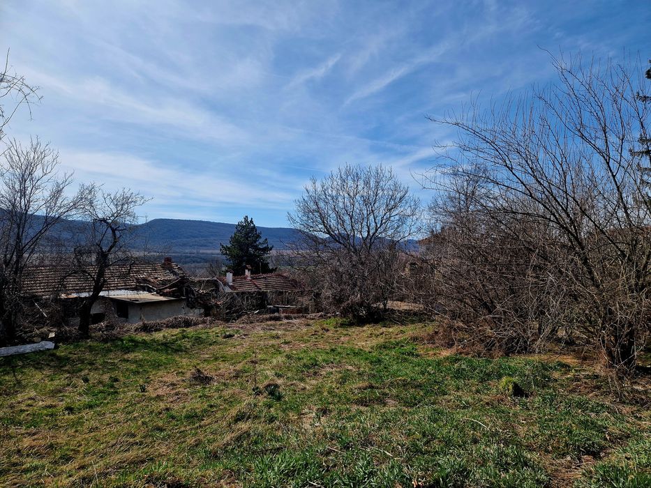 Парцел 700м2 ток и вода с.Леденик