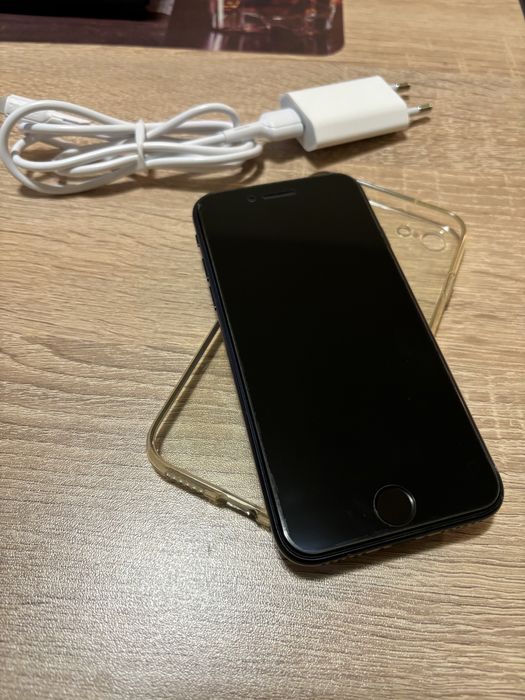 IPhone SE 2020 Много запазен в пълен комплект
