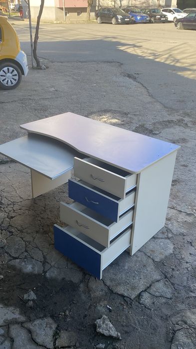 Практично компютърно/ученическо бюро с 4 чекмеджета