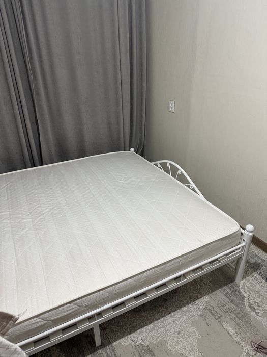 Кровать двуспальная с матрасом