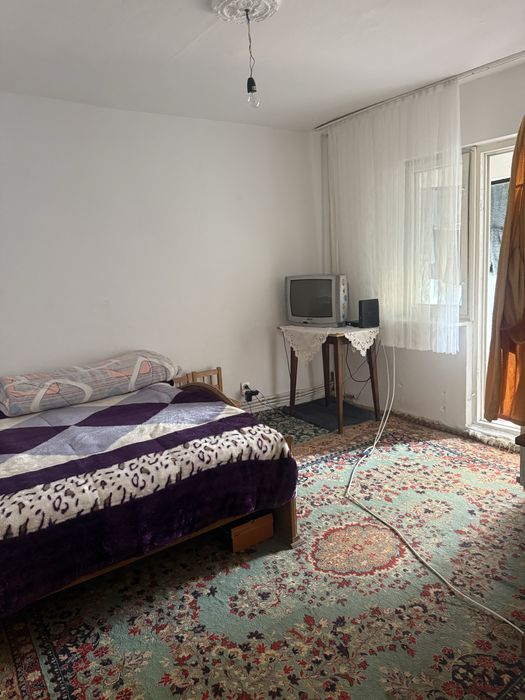 Inchiriez apartament 2 camere . Zona Longinescu