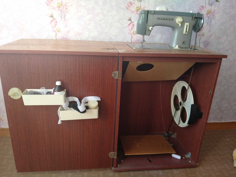 Ножная швейная машинка.