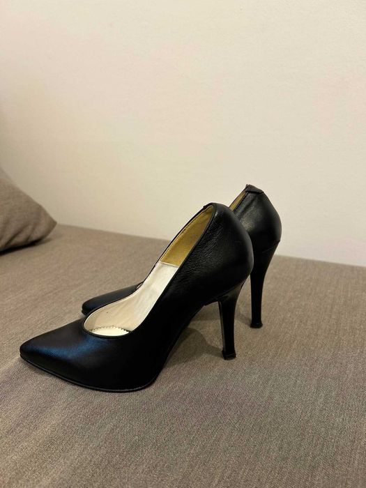 Pantofi stiletto, mărimea34 din piele naturală.