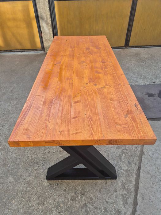 Трапезна маса с дървен плот