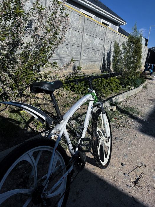 велосипед BMW белого цвета