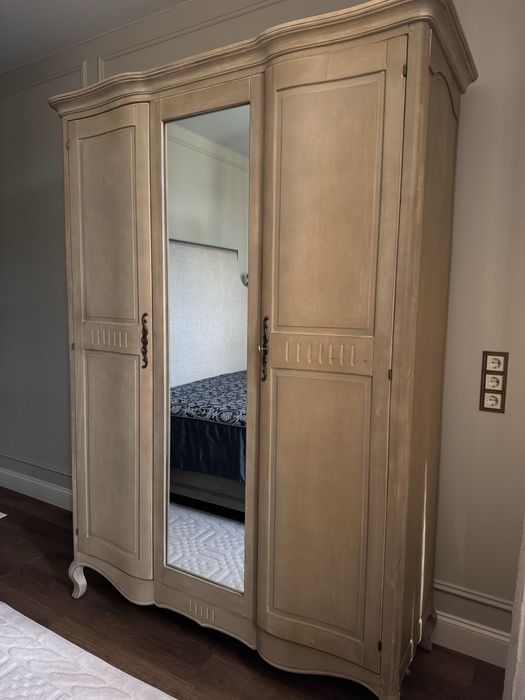 Продам двухдверный шкаф