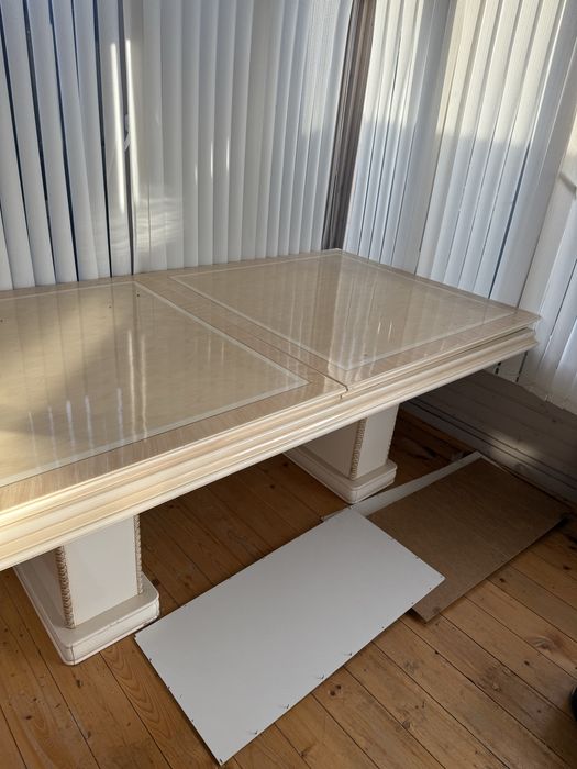 Стол гостинный бежевый