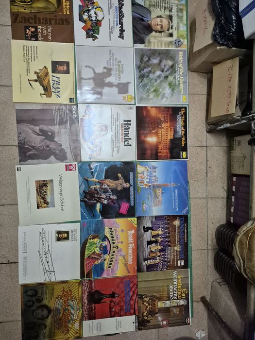 Lot 1000lp Discuri Vinil cu muzică clasică mixta 

Artiști:

- Franz