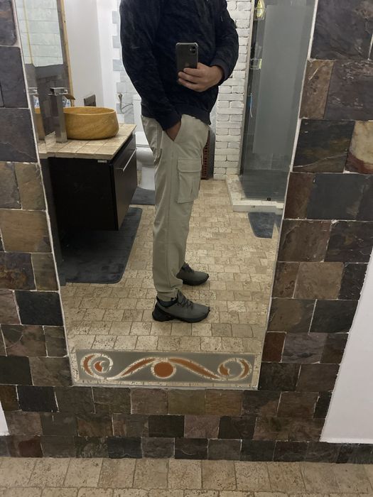 Pantaloni treking/cargo crem