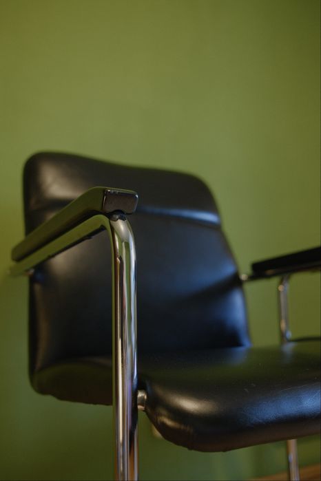 Pereche de Scaune Cantilever din Piele Thonet – Originale