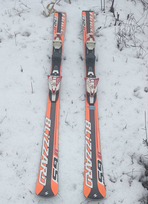 Vând set  skiuri cu clapari