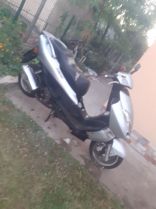 Vand scuter de 125cc,pentru maibmulte detali sau daca va intereseaza acest scuter sunati la numarul de teleon:0762 058 465