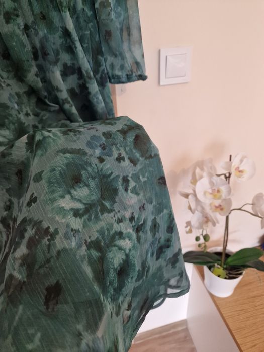 Рокля  MOHITO в тъмнозелени цвят с флорални мотиви