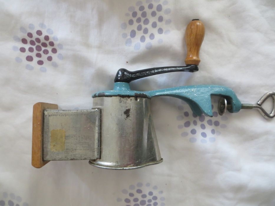 Ретро машинки за мелене на зърна, орехи, резачка за яйца