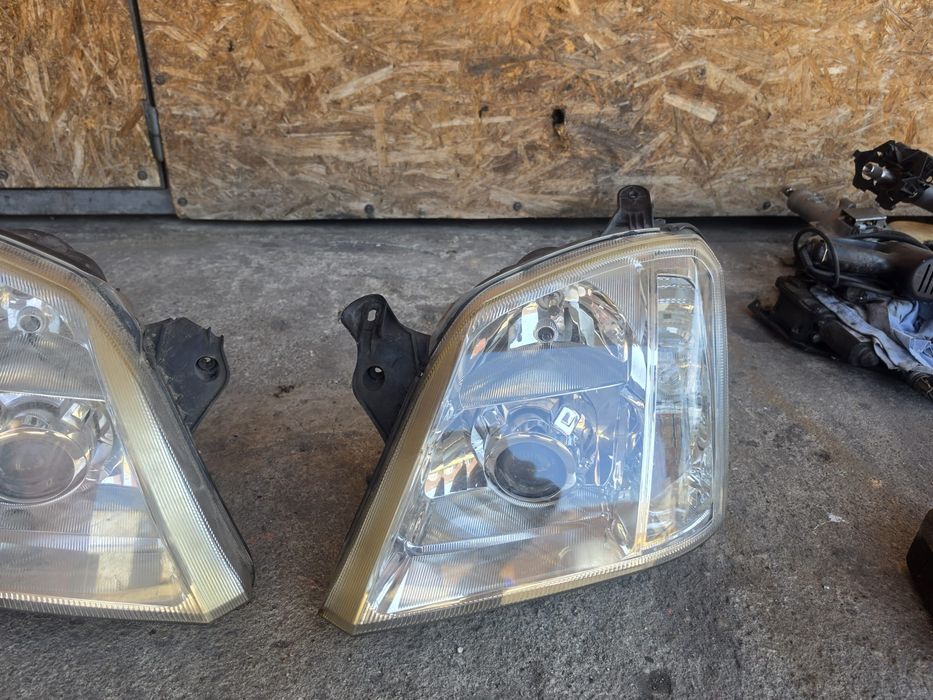 Faruri Opel Meriva cu xenon.