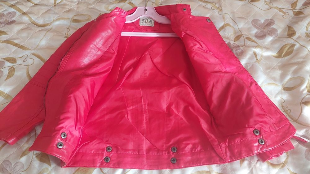 червени кожени якета