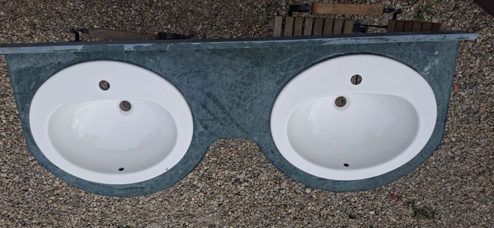 Blat de marmura  de india verde cu 2 lavoare pentru o baie eleganta.