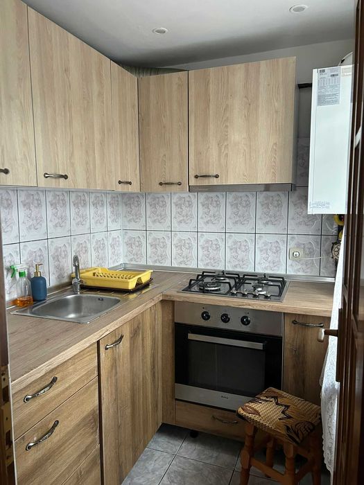 Inchiriez apartament cu 2 camere in in zona Decebalecebal aproape de piata. Apartamentul este situat la partier,este mobilat si utilat la cheie.