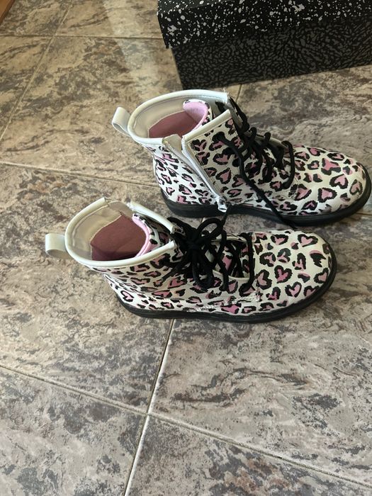 Боти Скетчърс запазени