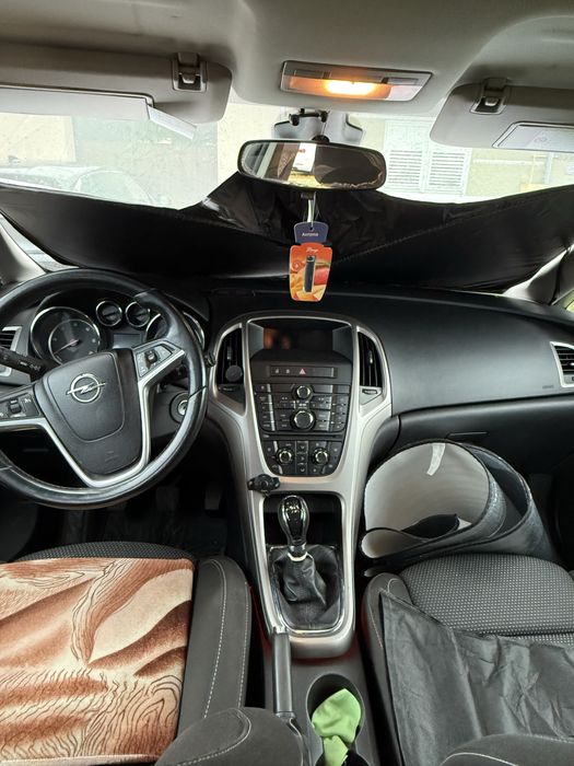 Se vinde Opel astra j an 2012