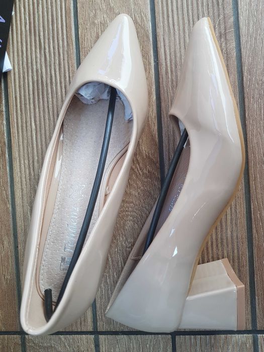 Нови обувки със среден ток.