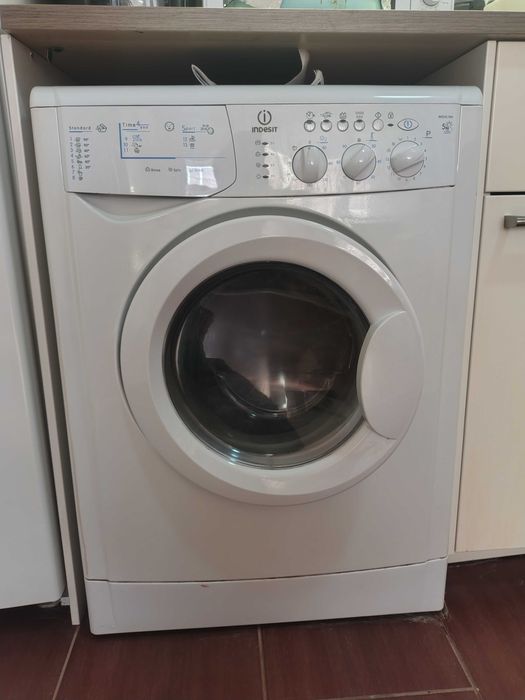 Продавам пералня с вградена сушилня Indesit WIDXL 106 5kg. Пералнята работи перфектно. Почти не е използвана. Няма следи от употреба.