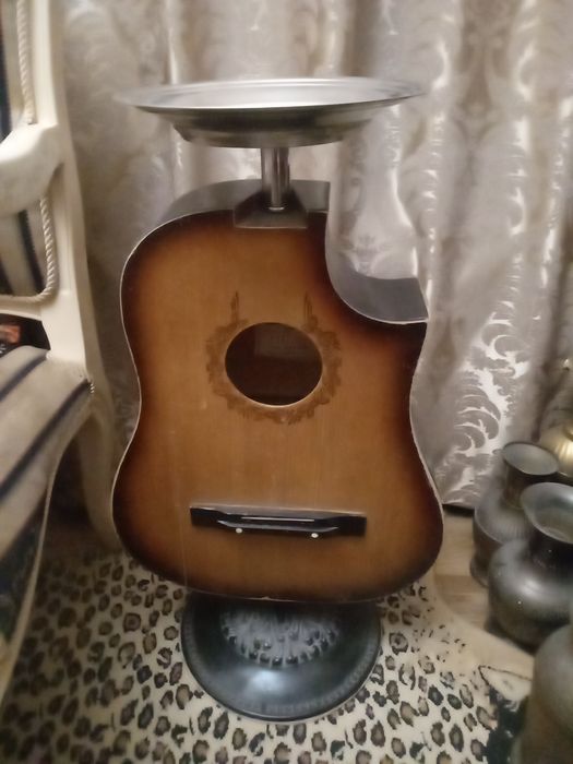 Дизайнерский столик гитара