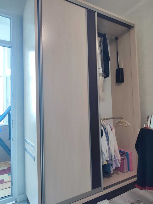 Продам шкаф с тумбочкой