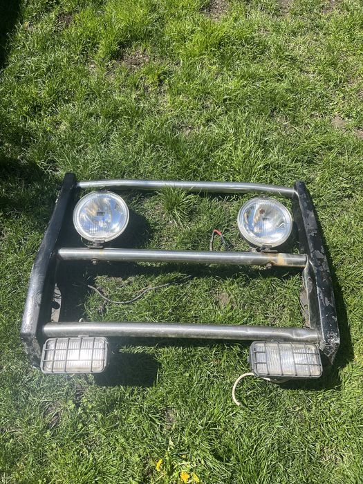 Bullbar / bara protectie- scut- universal cu 8 proiectoare incluse