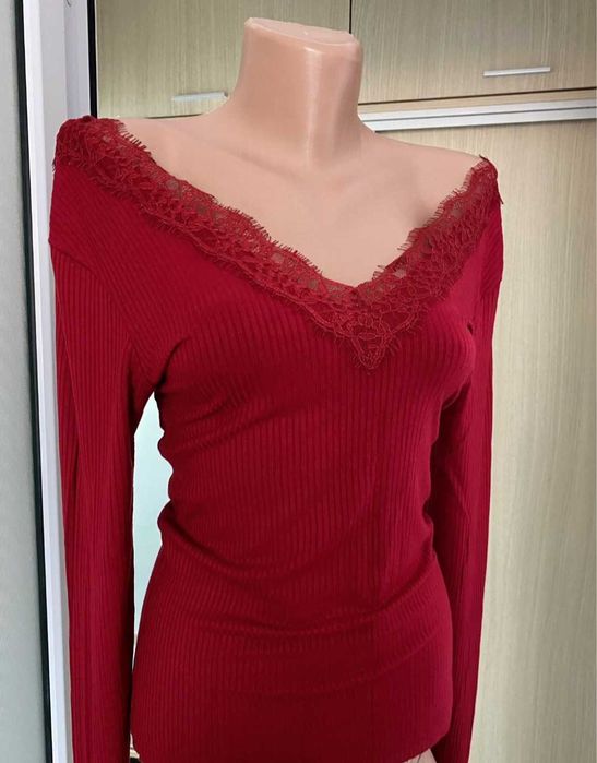 Bluza rosie cu dantela la decolteu