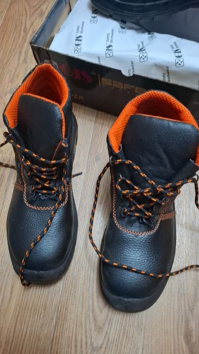 Продам спецобуь одежду