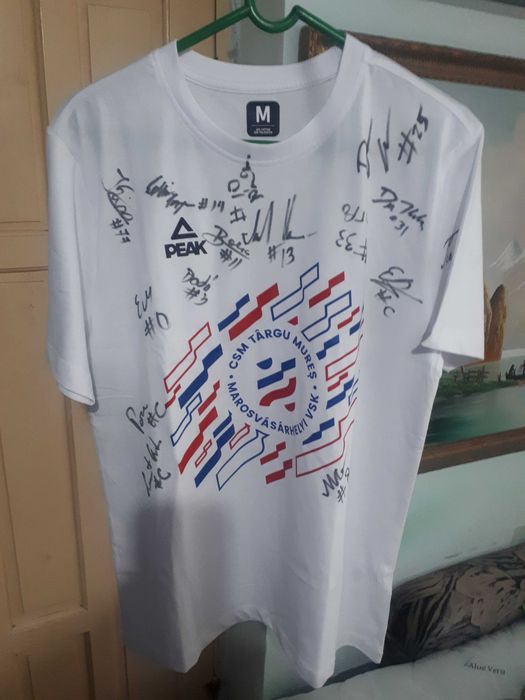 TRICOU Baschet  CSM TARGU MURES  CU AUTOGRAFE -- Banii merg la un baiat bolnav de cancer.