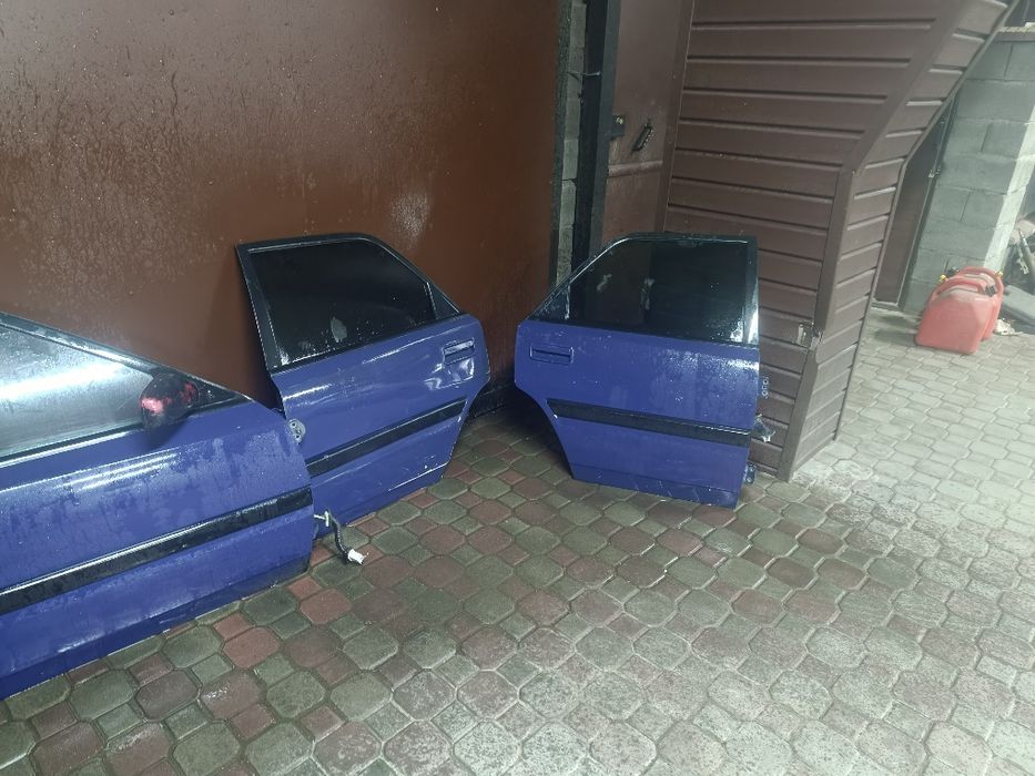 Продам двери от мазды 323 bg слепой