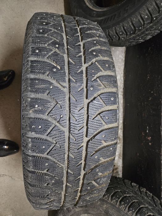 Продается шипованные шины комлект!