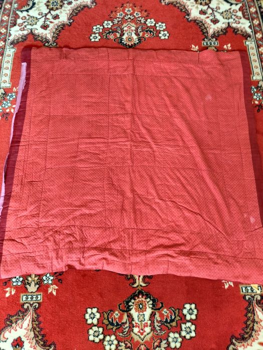 Көрпе қызыл түсті