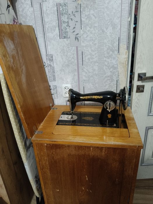 Продам ножную швейную машину