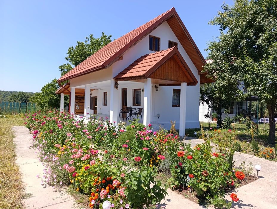 Căsuța din povești,la 6 km de Tg-Jiu.