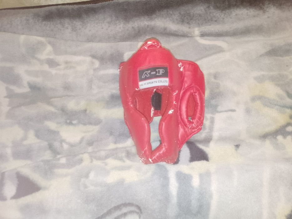 Боксерские перчатки и шлем