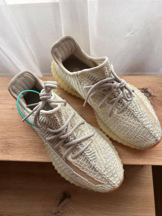 Yeezy 350 Bone .